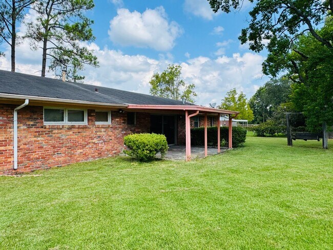 Building Photo - 3-Bedroom -Bright, Charming, and Move-In R...