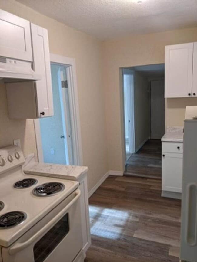 Building Photo - 1/1 remodeled Cottage with bonus room