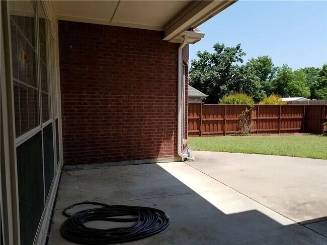 Building Photo - Stunning 5-Bedroom, 3-Bath Home with Over ...