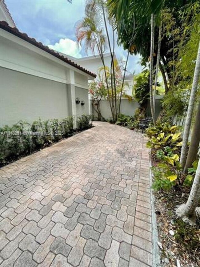 Building Photo - 3070 Allamanda St