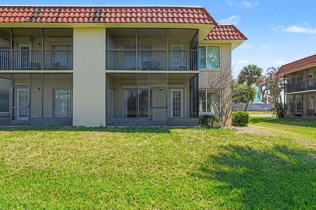Building Photo - Must see 1st floor, corner unit in St Lucie Gardens.