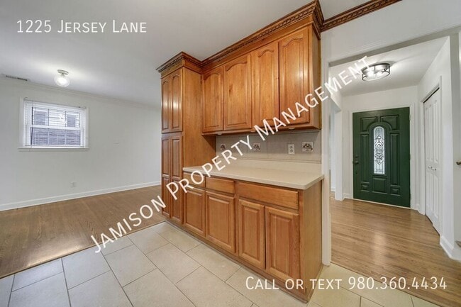 Building Photo - 1225 Jersey Ln