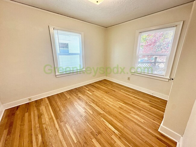 Building Photo - 3 Bed 1 Bath Unit in Ne Portland