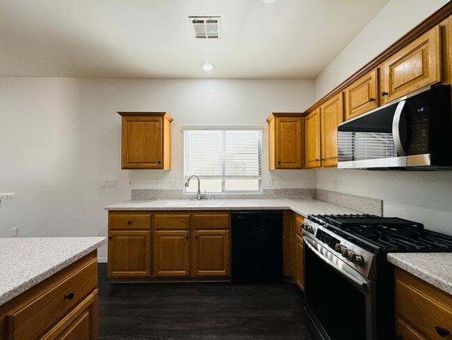 Building Photo - Stunning Gated 3 Bedroom & 2 Bath Located in Southern Highlands