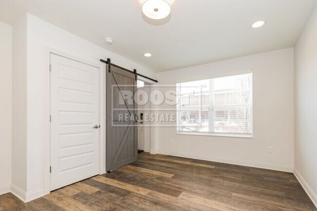 Building Photo - 10 N Center St