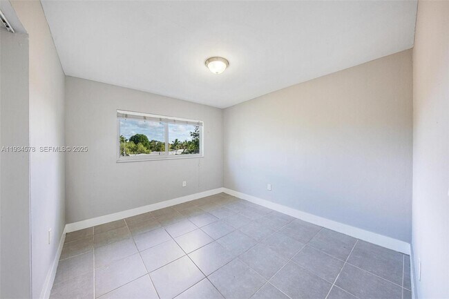 Building Photo - 1960 NE 161st St