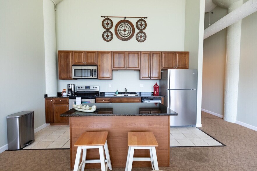 Building Photo - 401 W Shoreline Dr