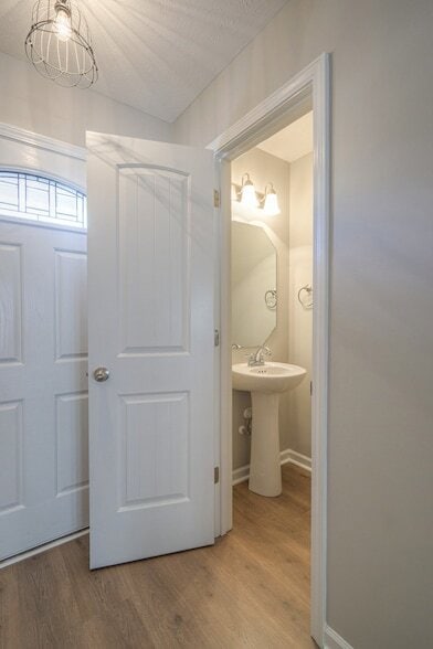 Building Photo - 911 Dahlia Dr