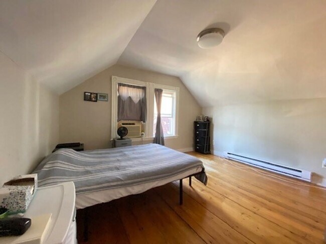 Building Photo - Central Mission Hill Location, Eat-in Kitchen, Massive Bedrooms, 2 Full Bathrooms, Laundry on a Site