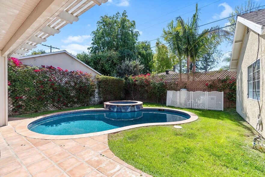 Inviting pool and jacuzzi - 14024 Peach Grove St