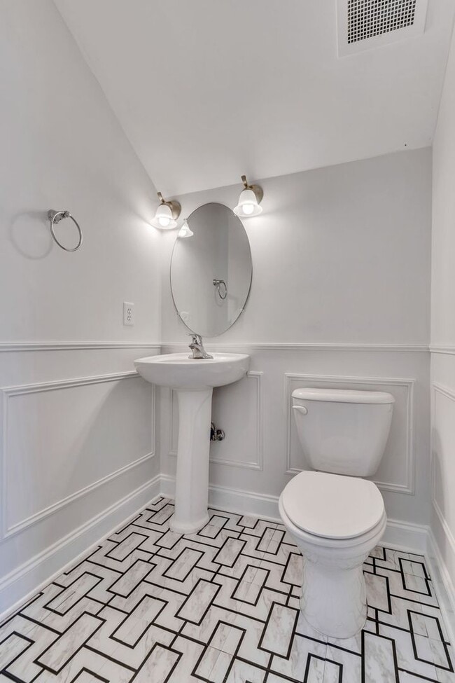 Building Photo - Spacious End Unit with Garage in Gated Com...
