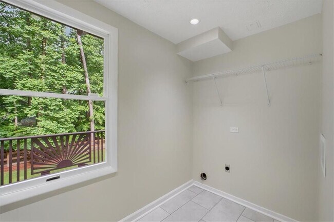 Building Photo - 9470 Hillside Dr