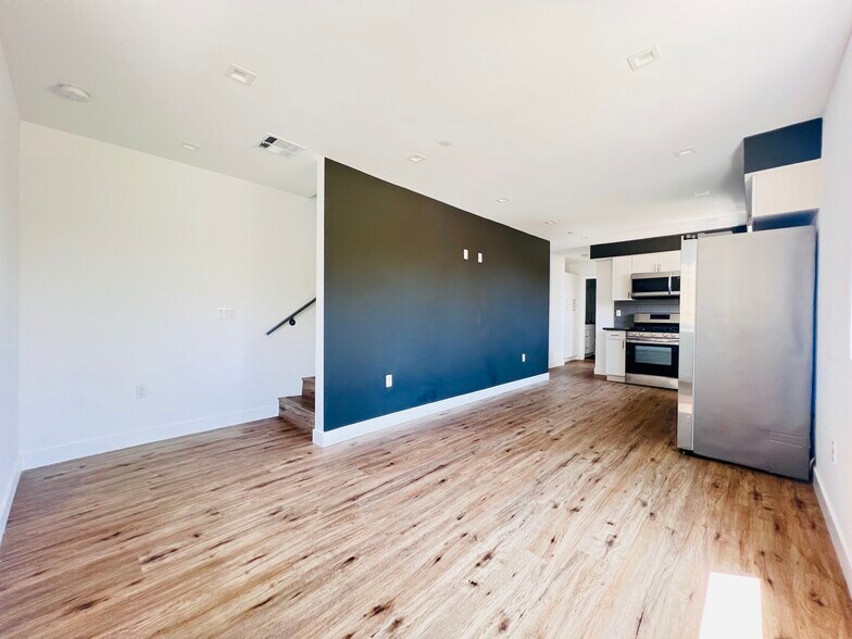 Building Photo - 4576 Oakwood Ave