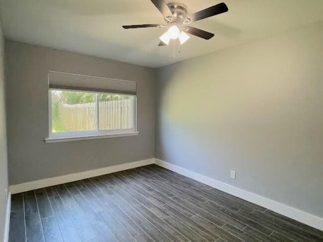 Building Photo - 2504 Manor Cir