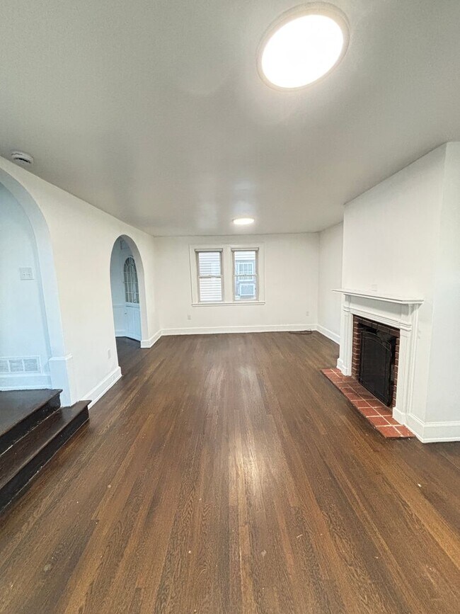 Building Photo - 409 E Washington Ave