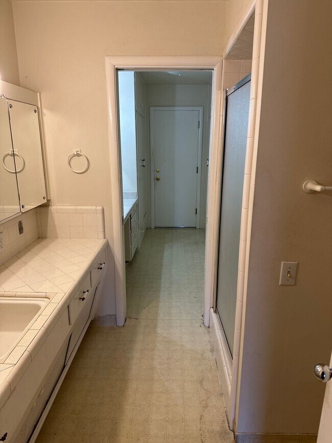 Building Photo - Desirable 2 Bedroom