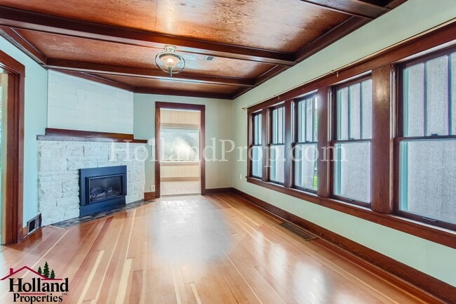 Building Photo - Charming Hillsboro Retreat: Cozy Single-Level Home with Greenhouse & Kids' Clubhouse!