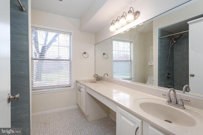 Building Photo - 206 Salem Ct