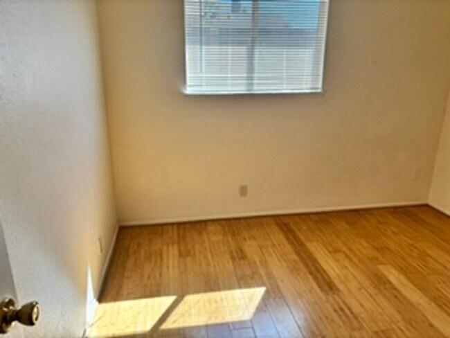 Building Photo - 808 Kelton St