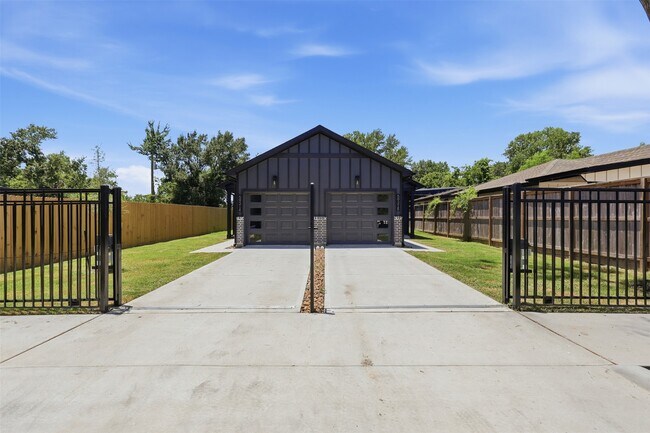 Building Photo - 5921 Mountwood St