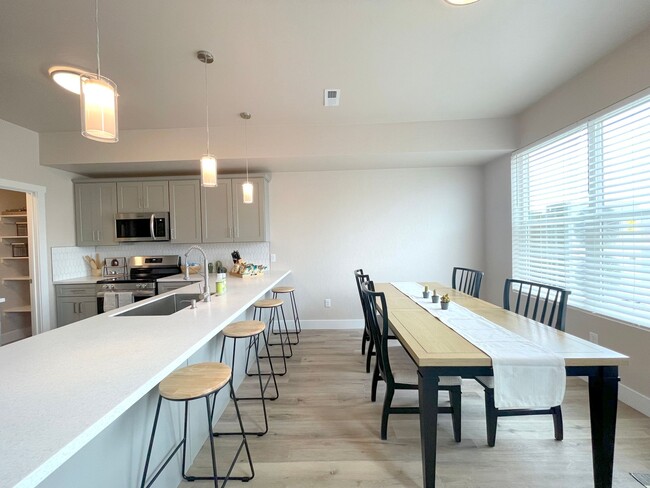 Building Photo - Bright 3br Townhome (New Build)