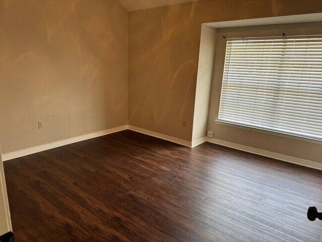 Building Photo - 15261 Jones Creek Village Ave