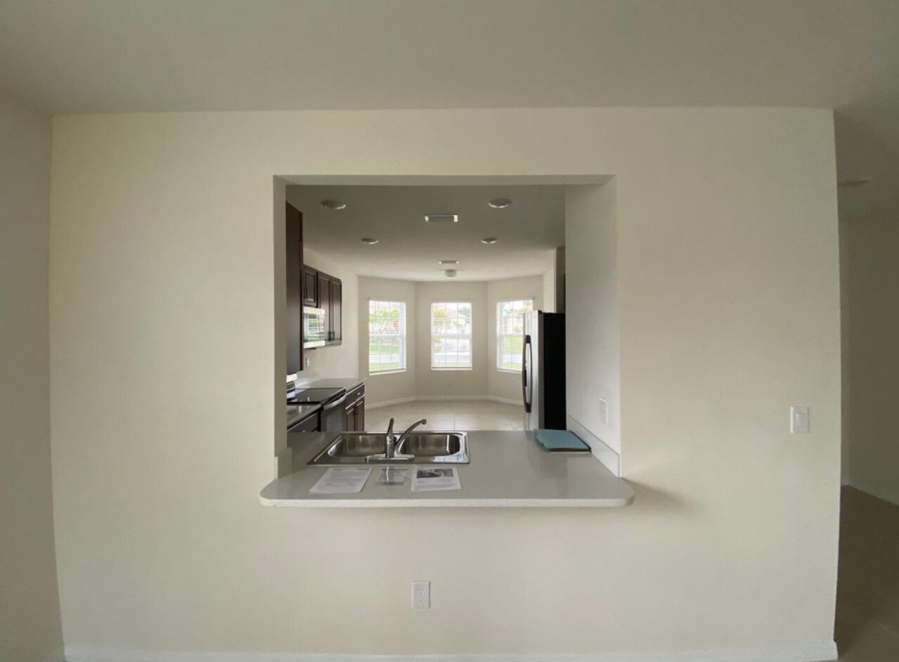 Building Photo - 1207 SW Embers Ter