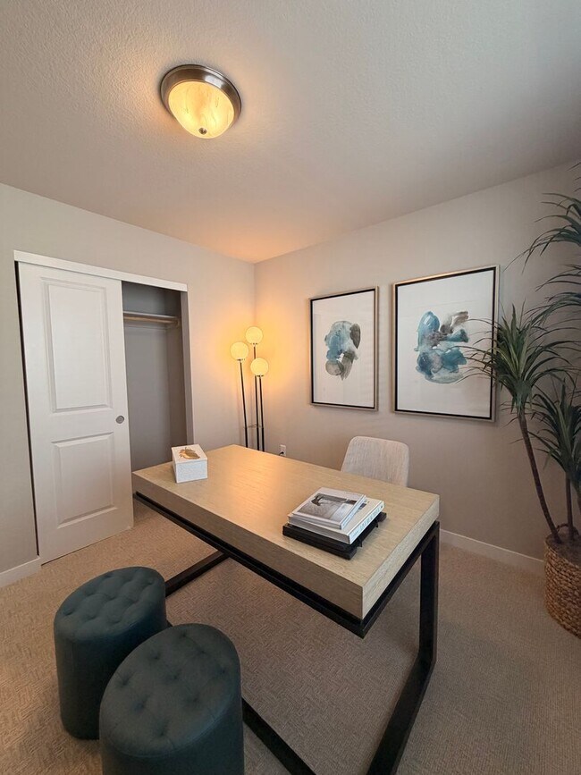 Building Photo - Model home! 4-bed 3-Bath Home on Moon MTN!