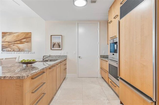 Building Photo - 15811 Collins Ave