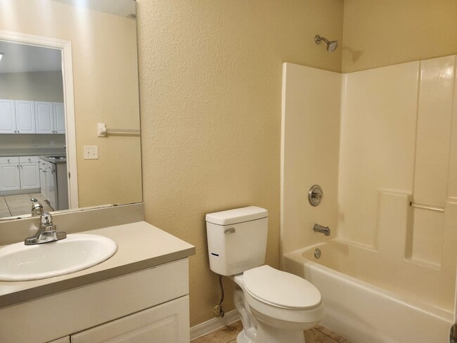 Building Photo - 3 bedroom 2 bath 1 car garage duplex