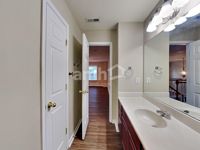 Building Photo - 1007 Vanguard Dr
