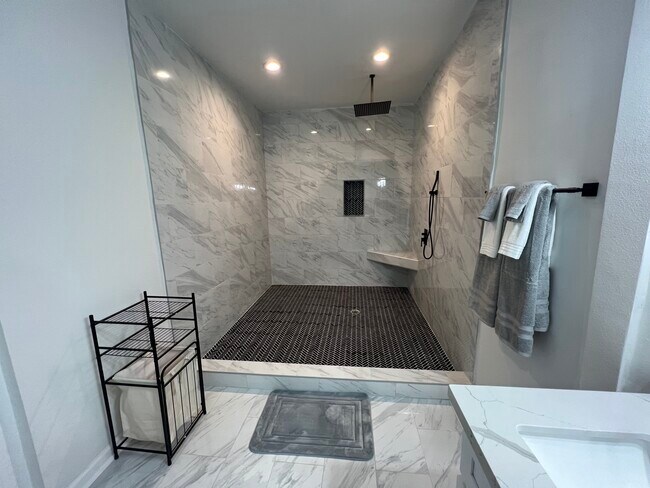 Building Photo - 3939 Hamilton St