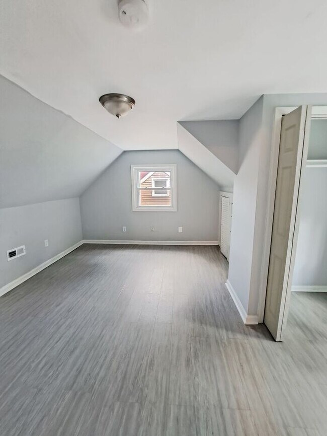 Building Photo - Mid-Century Modern SFH 3-Level, All Utilit...