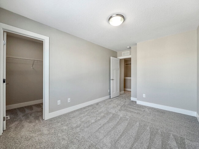 Building Photo - 1404 Primrose Ln