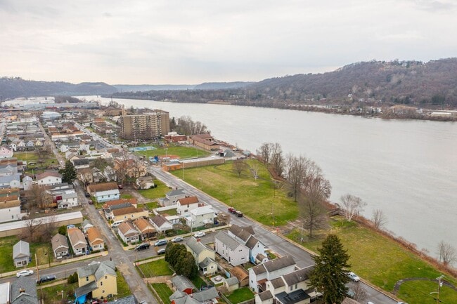 Building Photo - SCORE 50% OFF 1ST MONTH'S RENT IF SIGNED BY JUNE 5! Beautiful 3 bedroom home in Coraopolis availa...