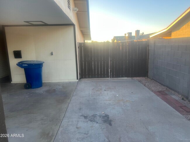 Building Photo - 5406 S Hazelton Ln