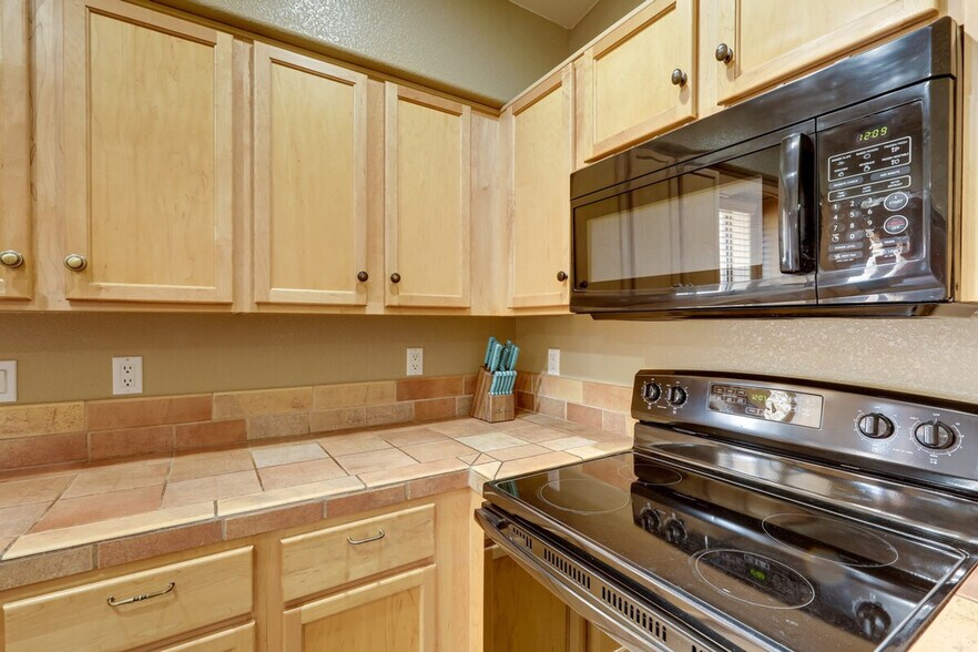 Building Photo - 2598 Rainbow Ave N