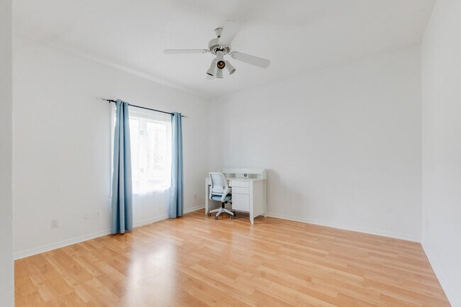 Building Photo - 8120 SE Waterway Dr