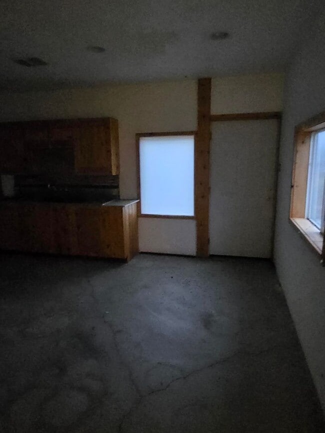 Building Photo - 2 Bedroom 1 Bath Rancher Close to Deer Park