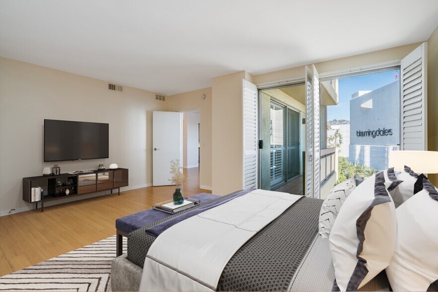 Building Photo - 321 S San Vicente Blvd