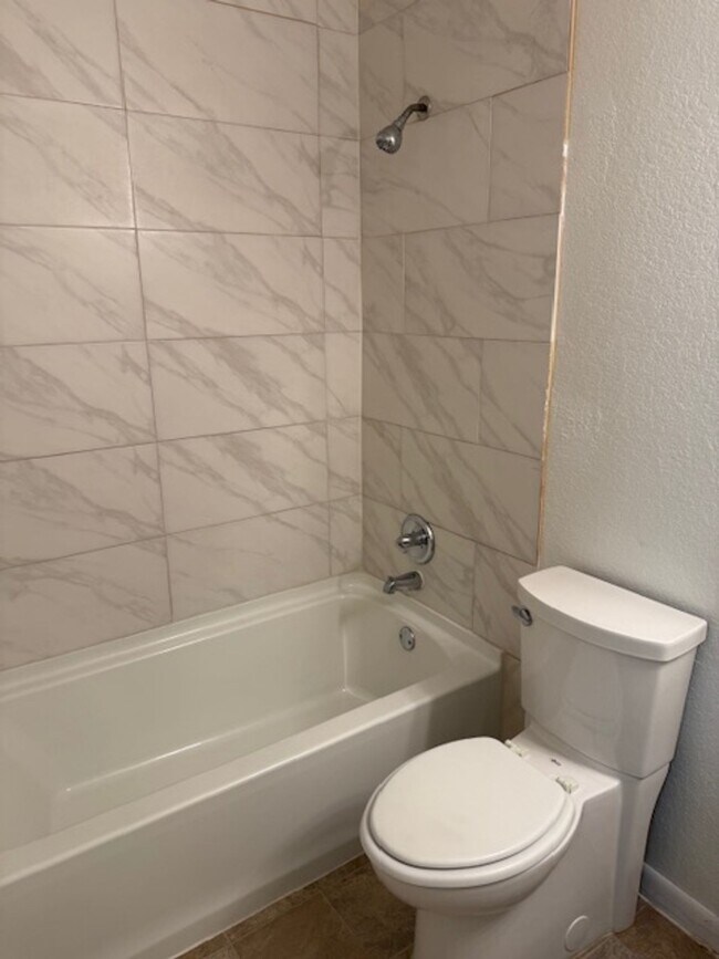 Building Photo - LEXINGTON PLACE ONE BEDROOM CONDO