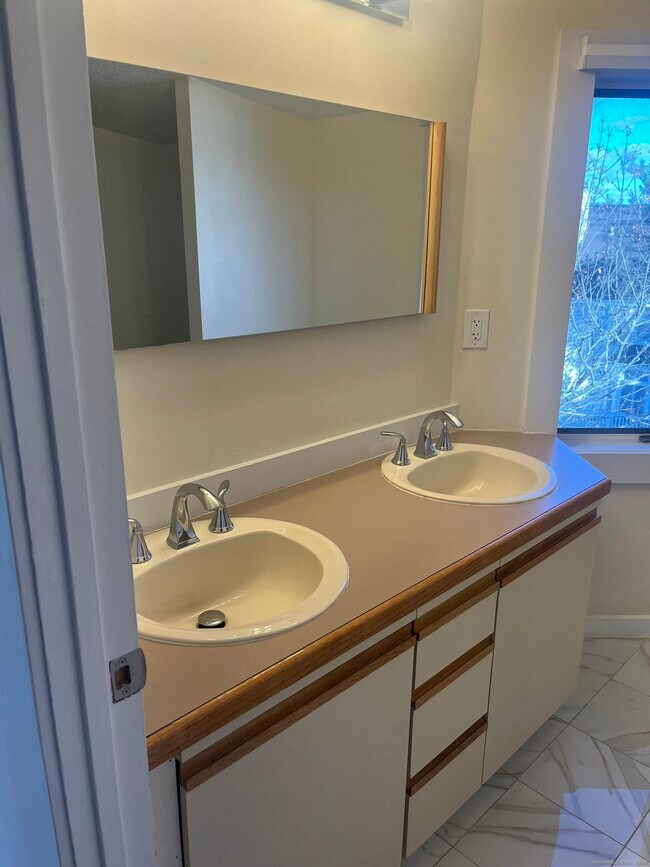 Building Photo - 896 Quinnipiac Ave