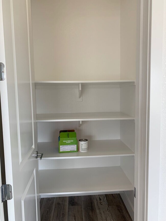 Building Photo - Large Executive home with tons of upgrades.