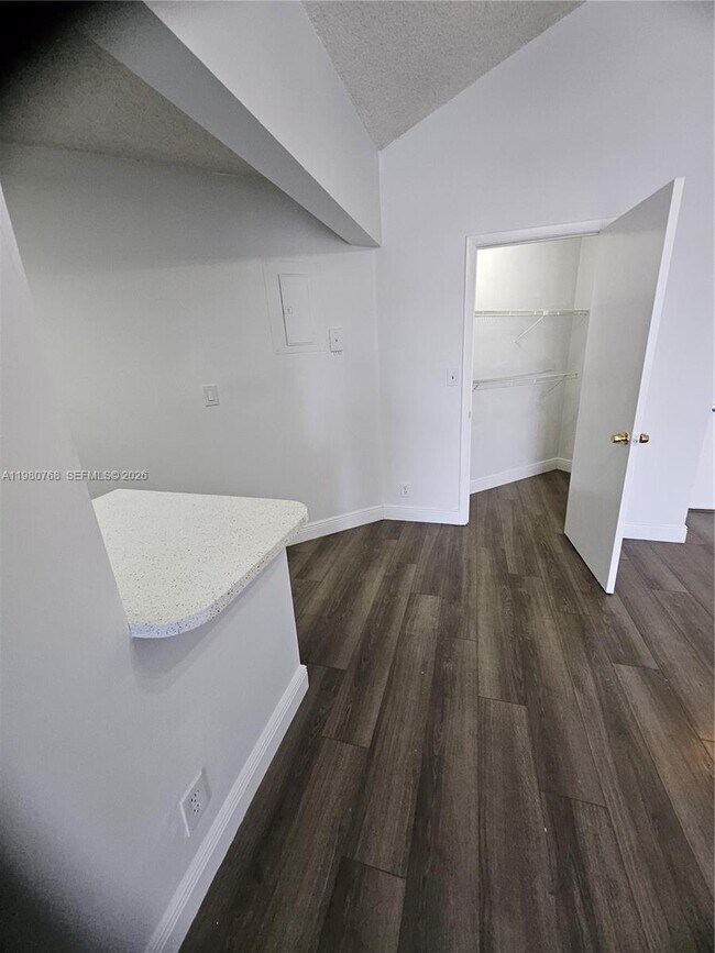 Building Photo - 216 Lake Pointe Dr