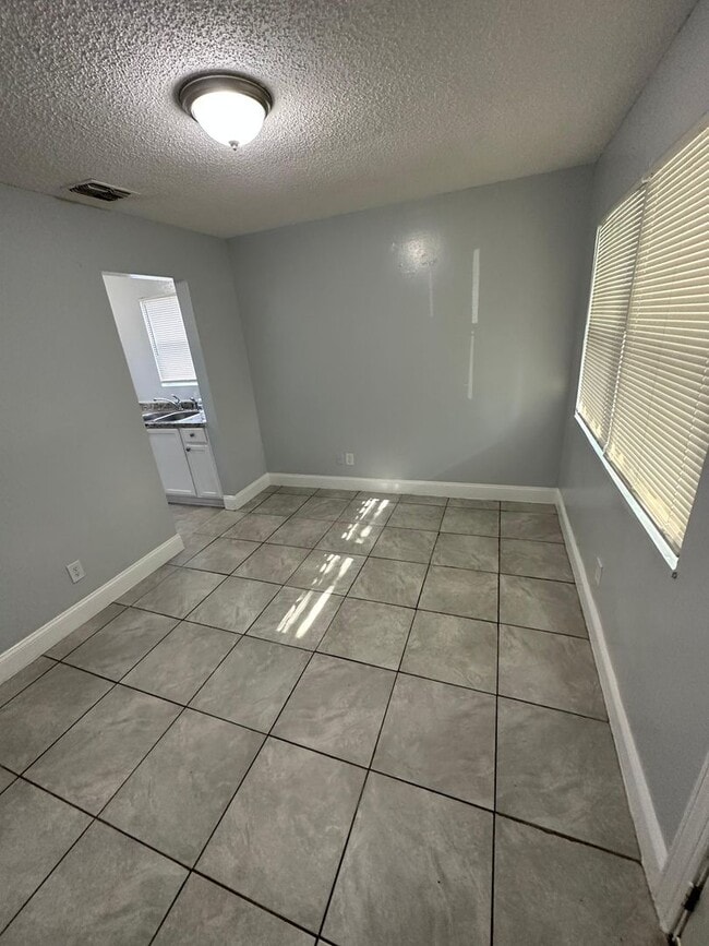 Building Photo - Fully Renovated 3/1 Single Family Ready fo...