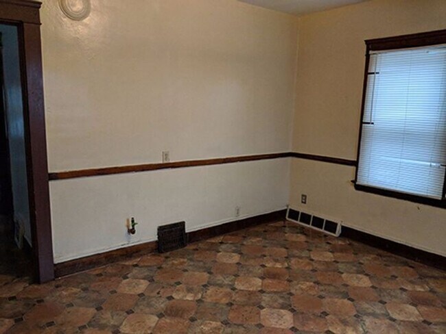 Building Photo - 3135 W 58th St