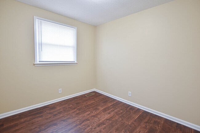 Building Photo - Pet Friendly Three Bedroom!