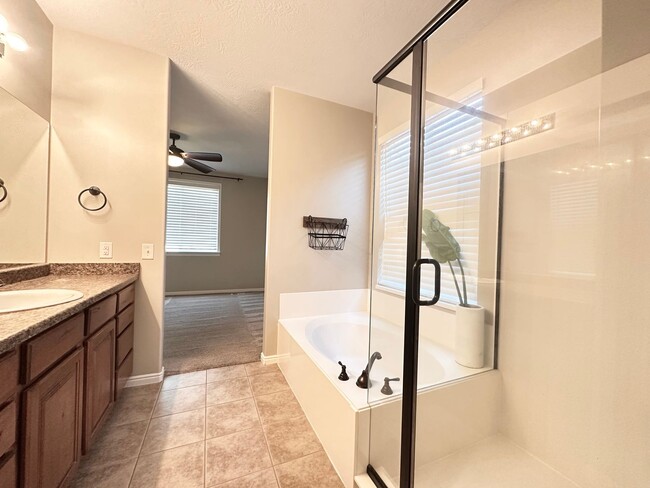 Building Photo - Beautiful Executive Daybreak Home Available!