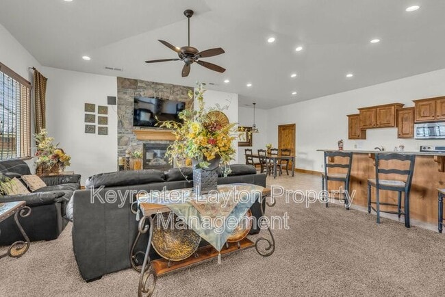 Building Photo - 905 S Main St