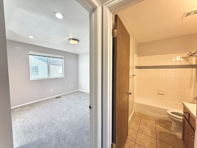 Building Photo - 3 Bedroom Layton Townhome Available Now